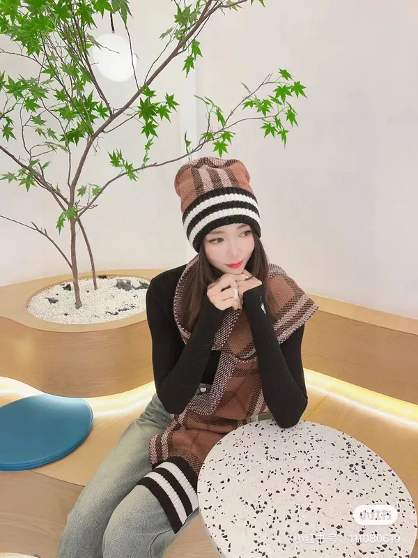 Burberry Scarf & Hat Set Ver.B
