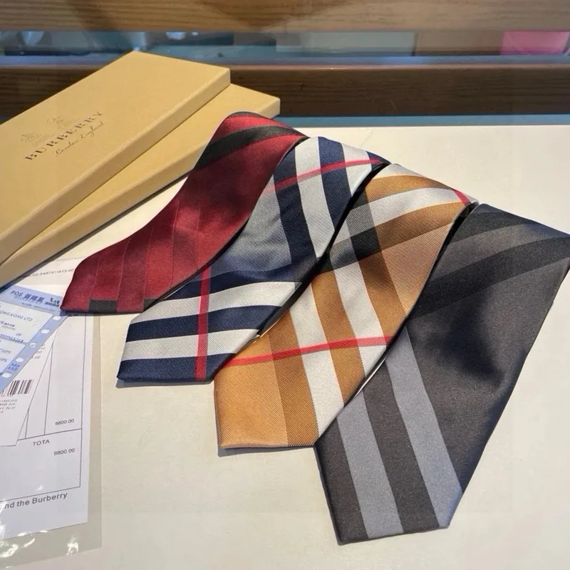 Burberry Silk Tie Ver.D