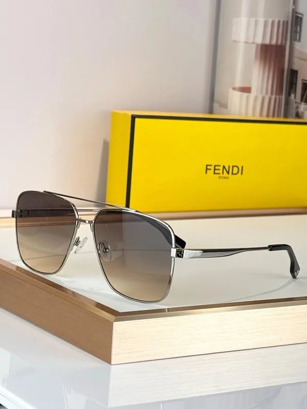 Fendi FE40588 Sunglasses