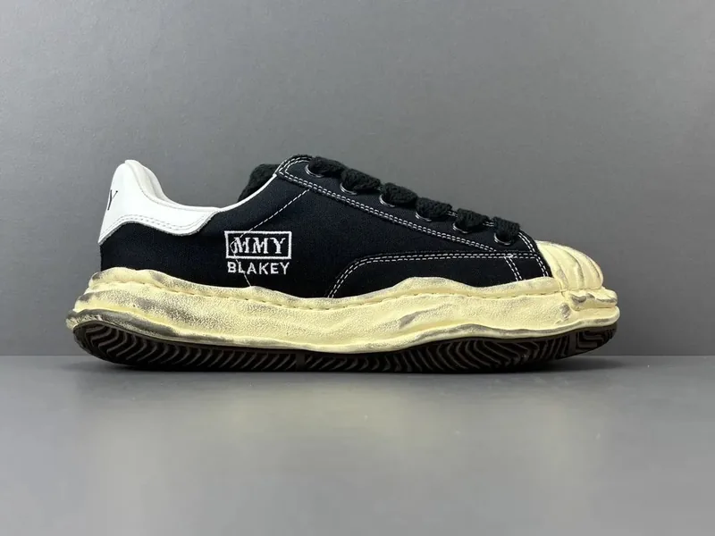 Mihara Black Sneakers