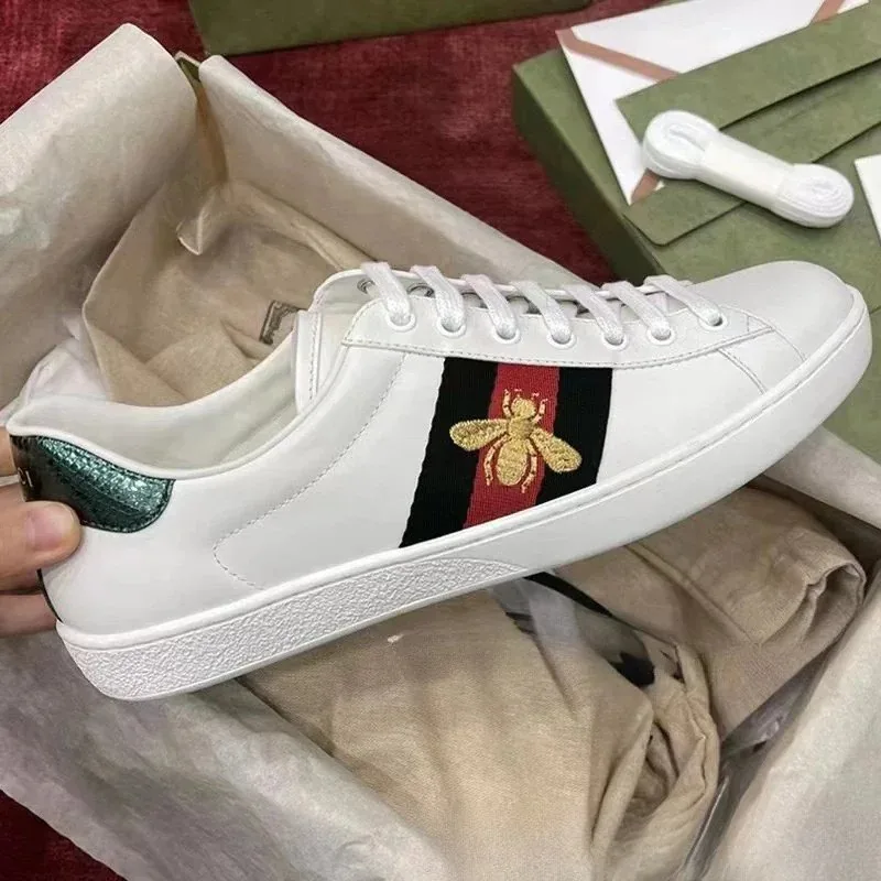 Fashionable casual white shoes
