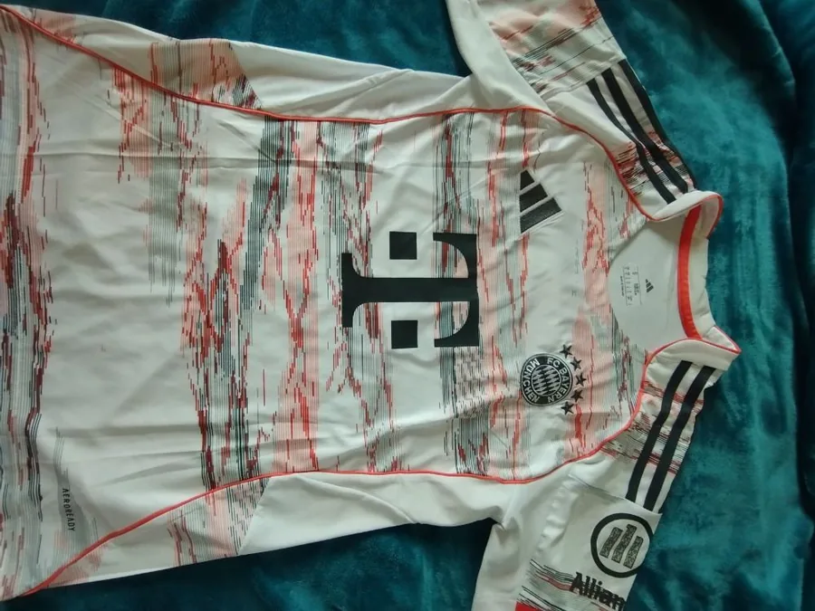 Buyer photo — KIMMICH #6 Bayern Munich Away Soccer Jersey 2025/26