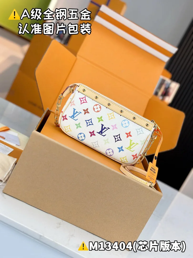 Louis Vuitton Pochette Bag — Zdjęcie 11