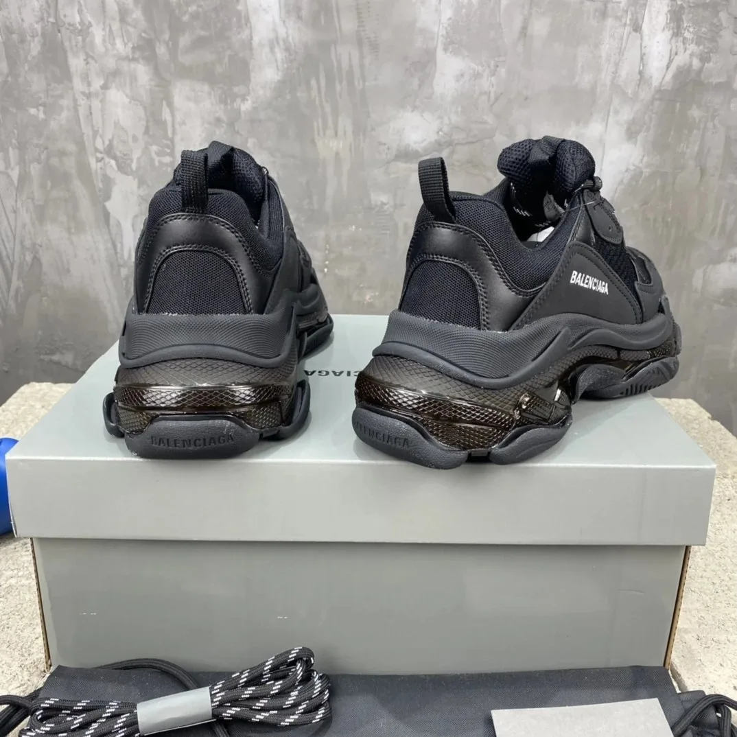 Balenciaga Triple S Black — Photo 7