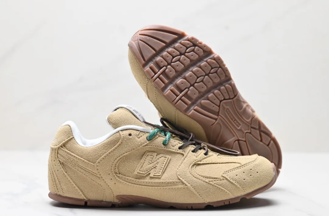 New Balance White Retro Jogging Shoes — Photo 12
