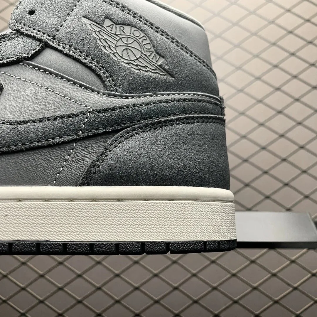 Air Jordan 1 Mid — Photo 10