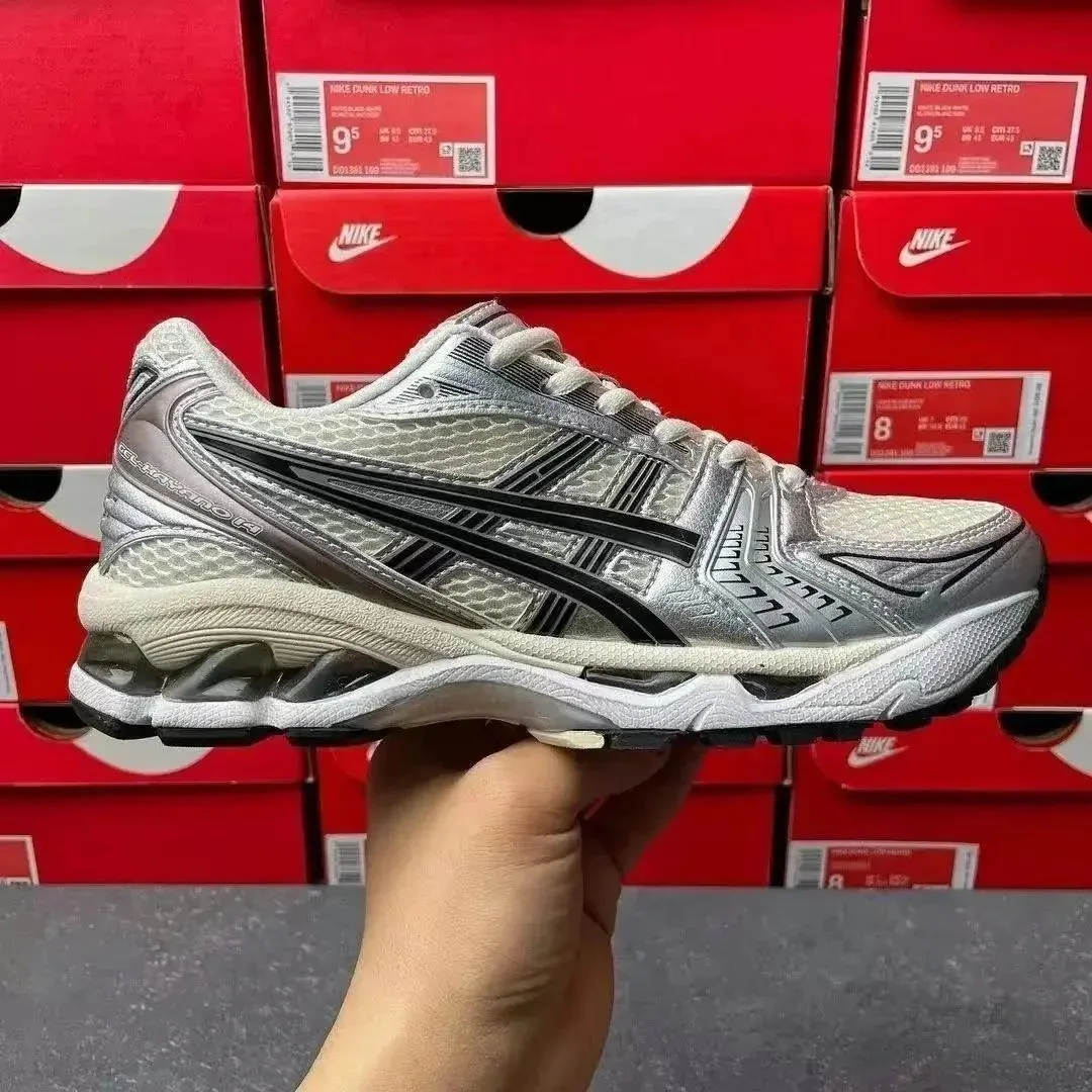 Asics White Athletic Sneakers — Photo 3