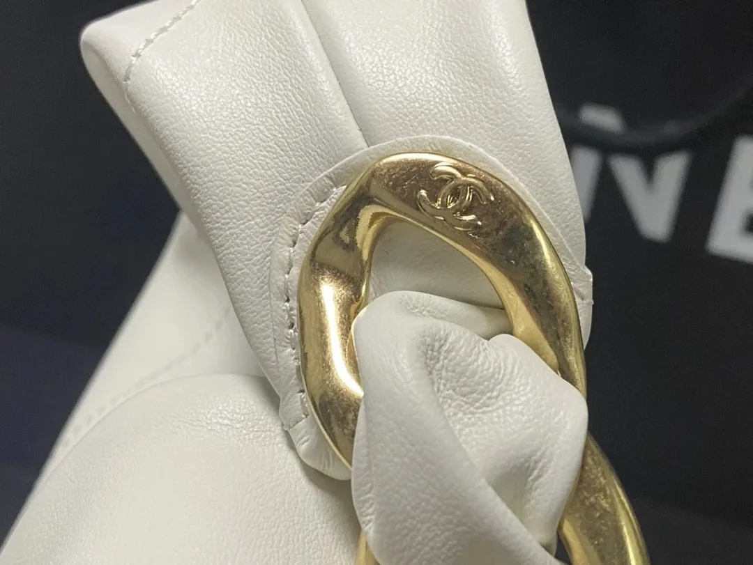 Chanel 25K Leather Hobo Bag — QC