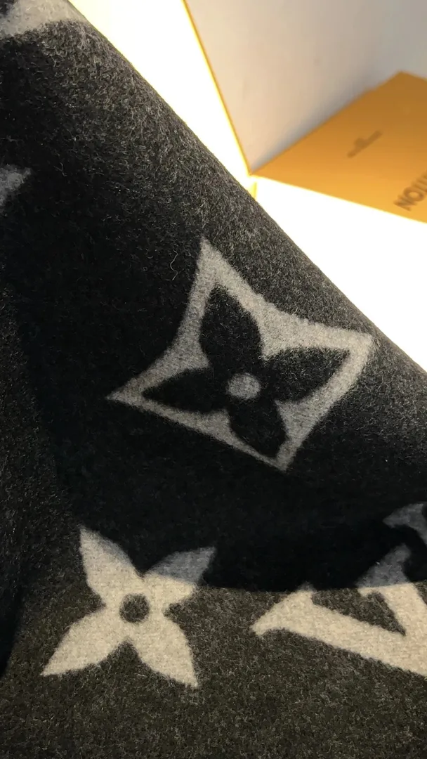 Wool Scarf — Photo 14