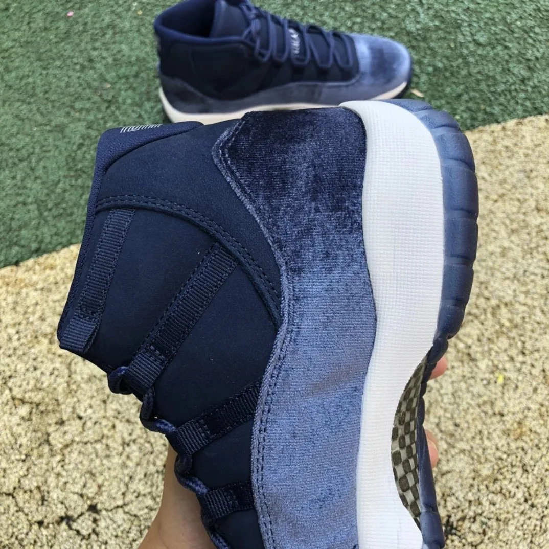 Air Jordan 11 Midnight Navy — Photo 6