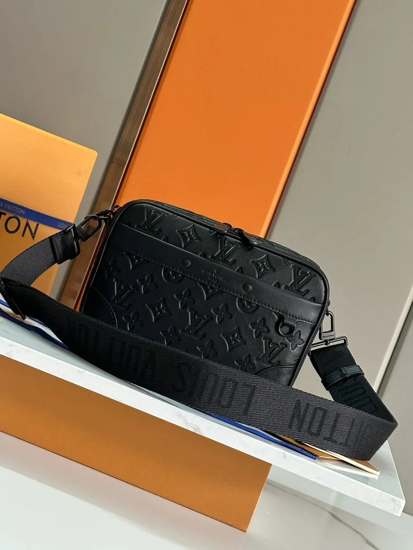 Louis Vuitton Alpha Messenger Bag — Photo 3