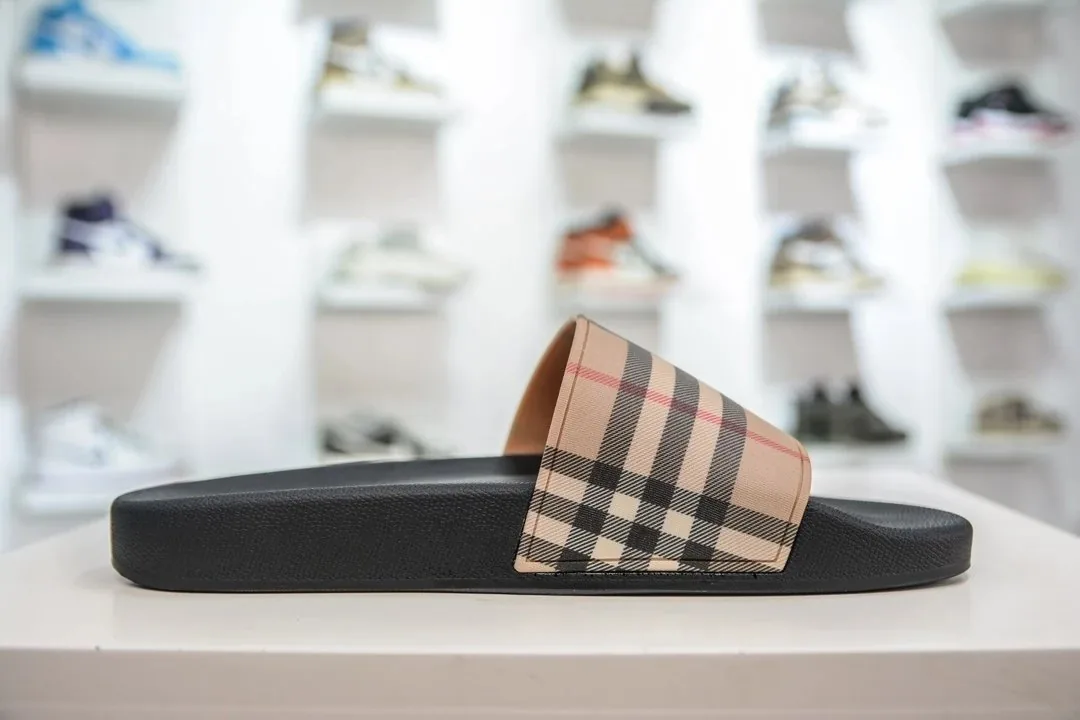 Balenciaga Slides — Photo 7