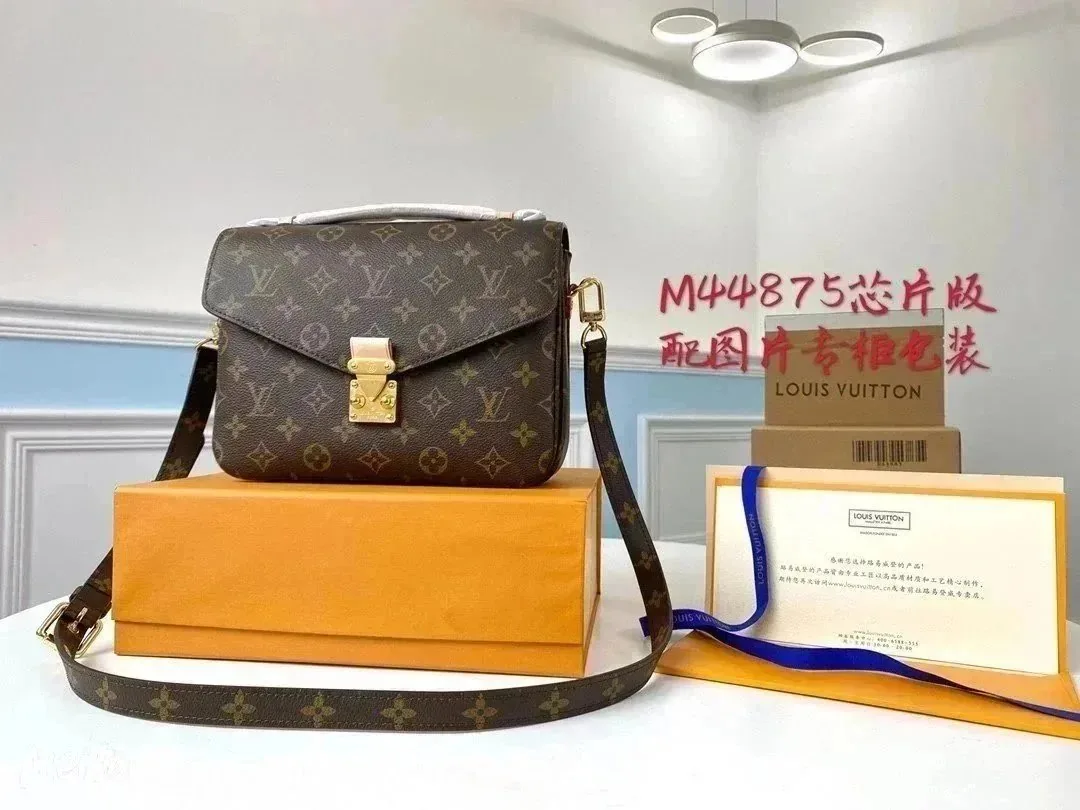 Retro Messenger Bag — Photo 15
