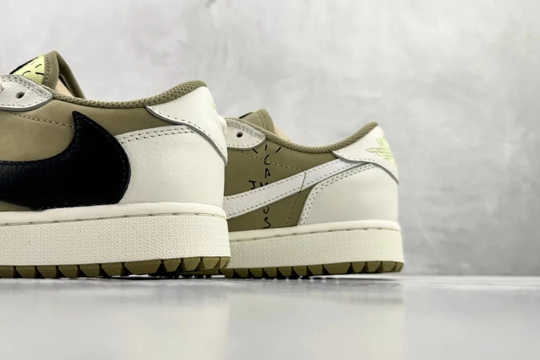 Travis Scott Air Jordan 1 Golf — photo 8