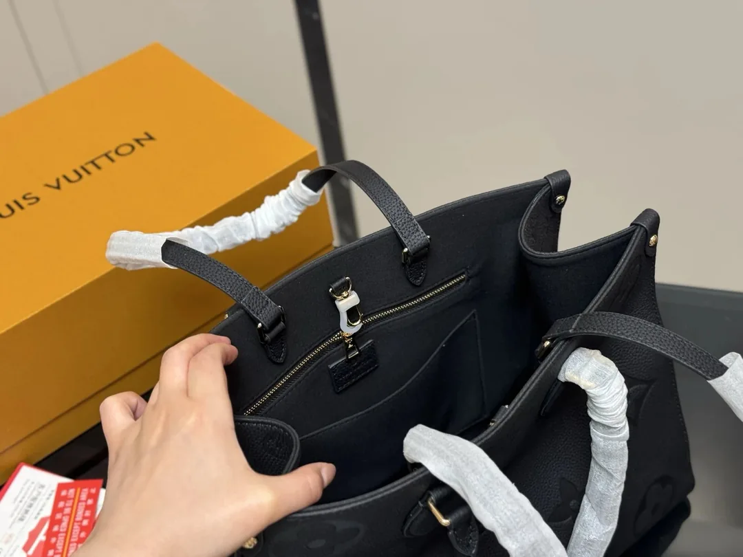 Louis Vuitton OnTheGo Leather Tote — photo 7