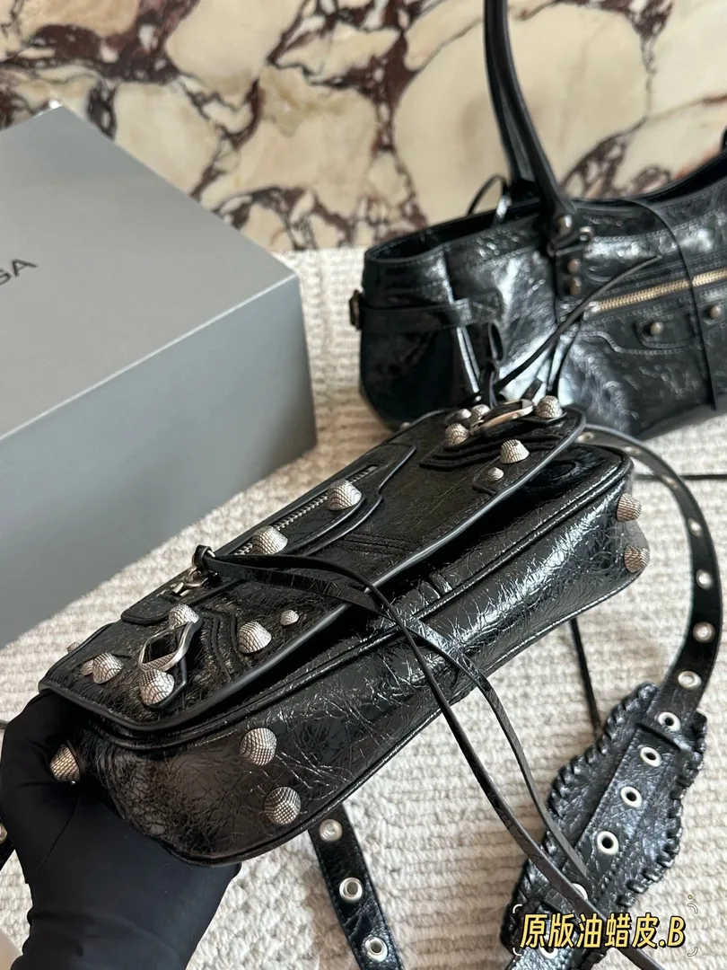 Balenciaga Le Duffle Waxed Leather Bag — photo 5