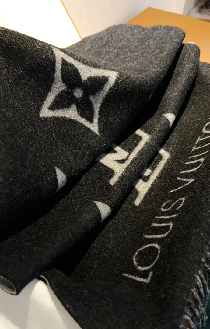 Wool Scarf — Photo 13