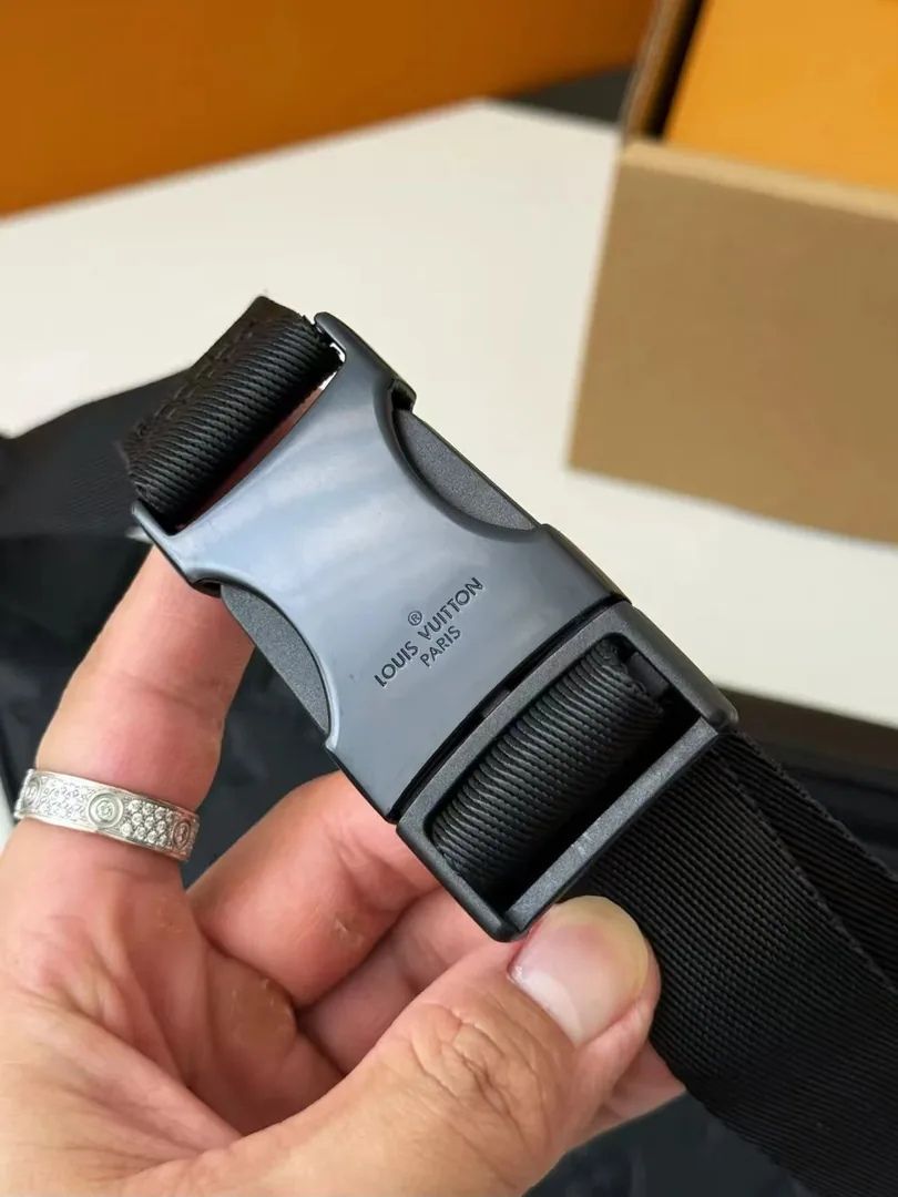 Louis Vuitton Discovery Rush Belt Bag — Zdjęcie 13