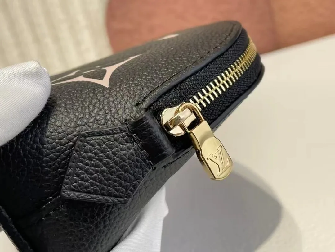 Louis Vuitton Handbag — Photo 4
