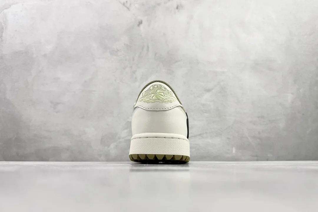 Travis Scott Air Jordan 1 Golf — photo 9
