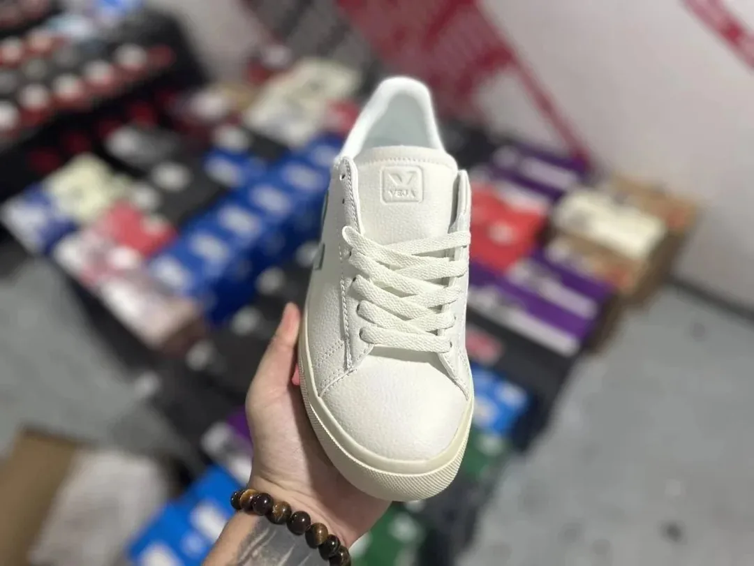 Veja V-10 Letter V Skate Shoes — Photo 2