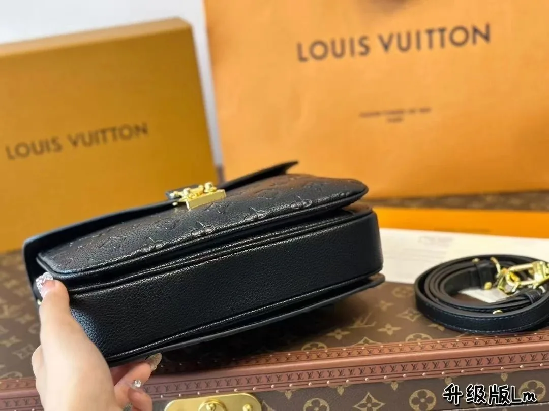 Louis Vuitton Leather Handbag — Photo 6