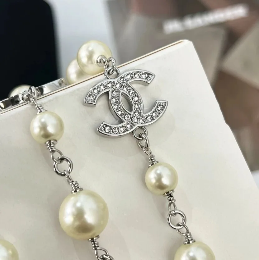 Pearl Necklace Sweater Chain — Photo 6