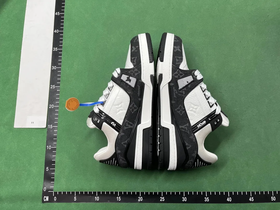 Louis Vuitton LV Trainer White Training Shoes — Photo 4