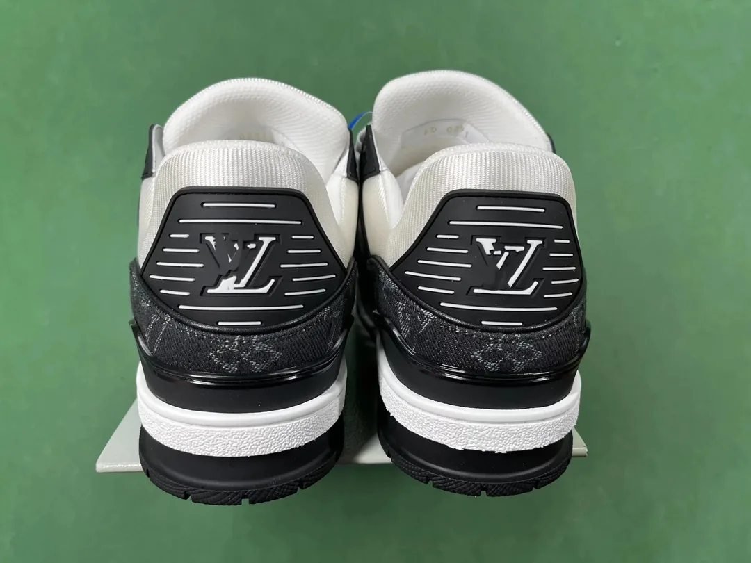 Louis Vuitton LV Trainer White Training Shoes — Photo 3