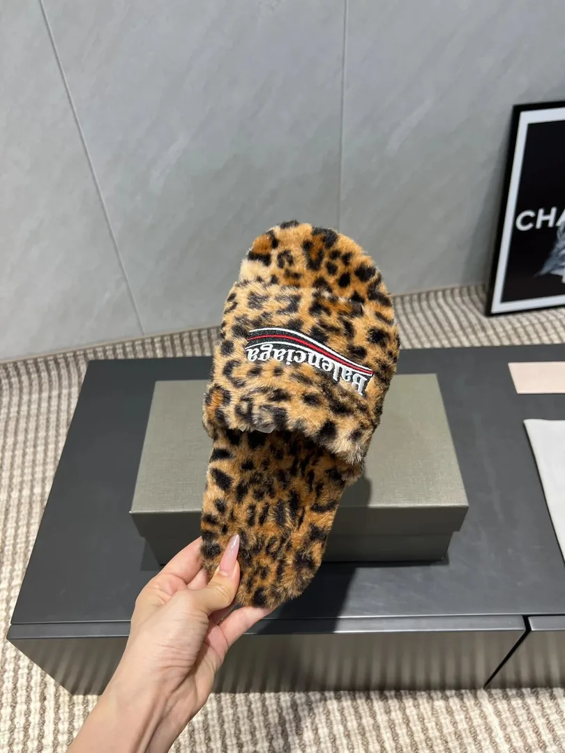 Balenciaga Slides — Photo 3