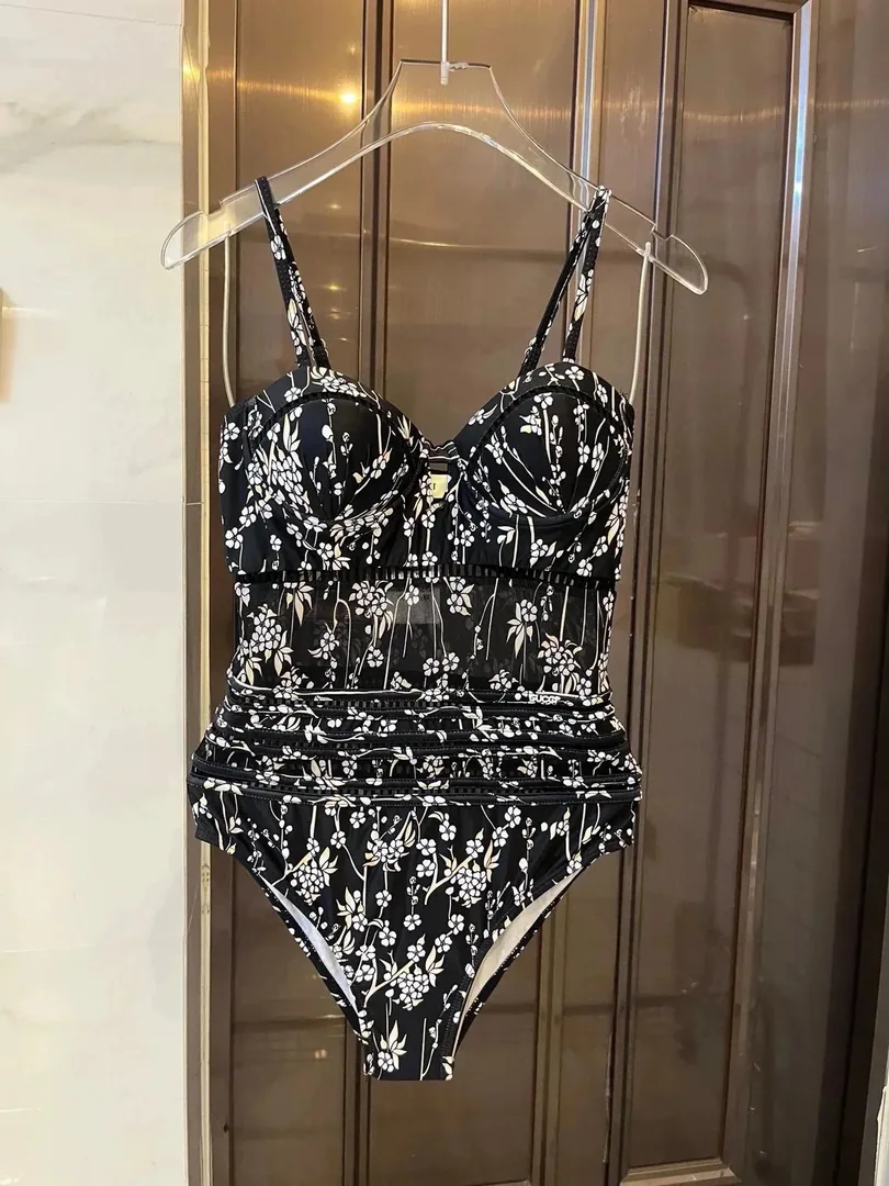 Swimsuit — Photo 9