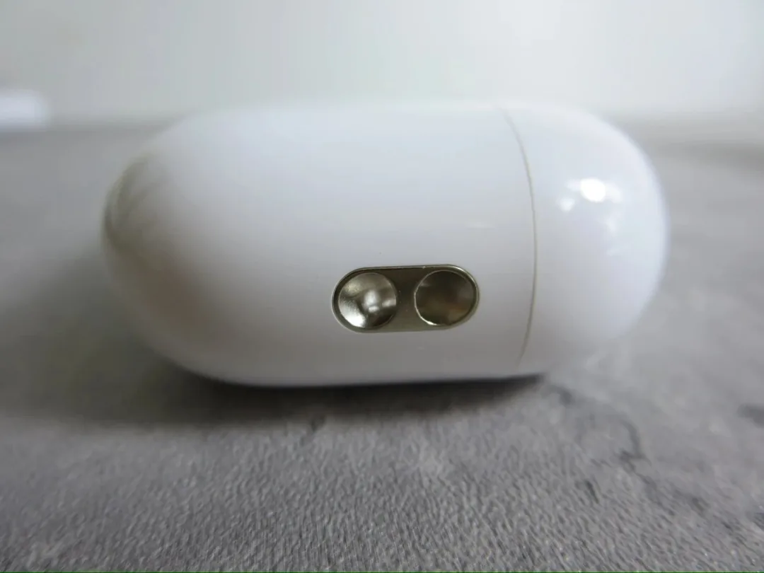Pro 2nd USB-C Earbuds — Photo 2