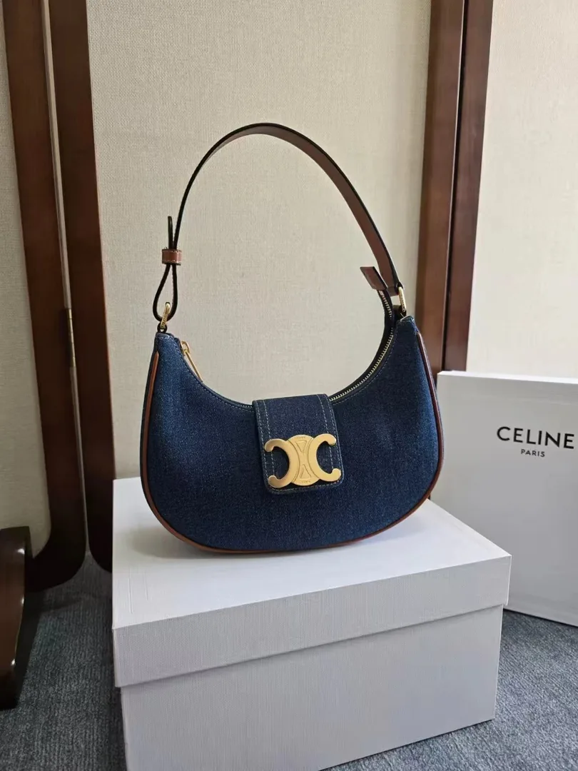 Chanel Leather Handbag — photo 10