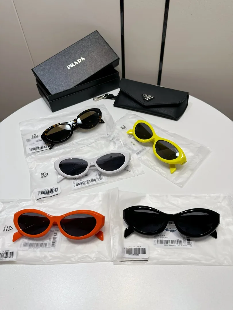 Prada Sunglasses SPR 26Z-F — Photo 3