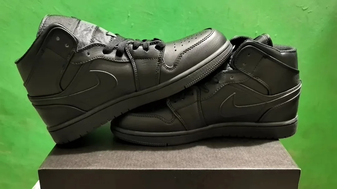 Black Air Jordan 1 Mid — Photo 15