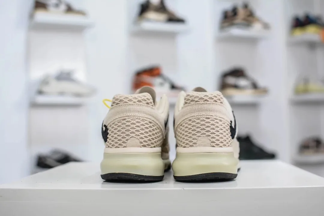 Nike White Retro Running Sneakers — Photo 2