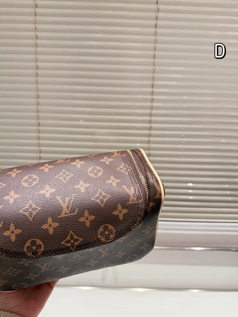Louis Vuitton Cosmetic Pouch — photo 11