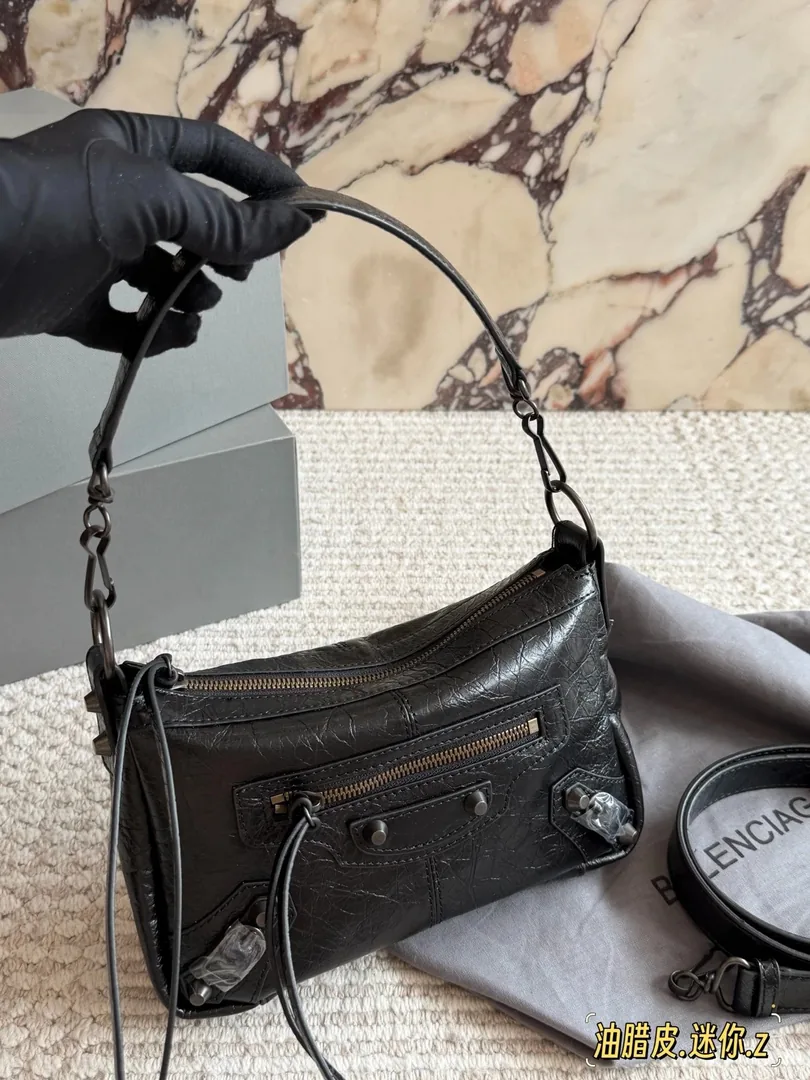 Balenciaga Waxed Leather City Bag — photo 10