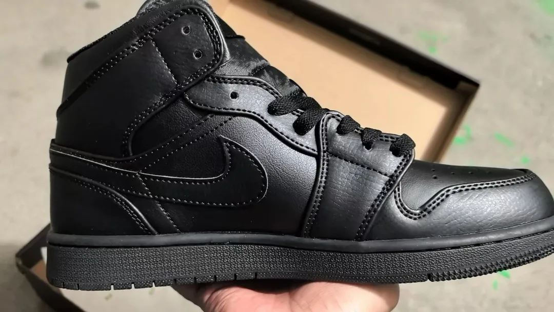 Black Air Jordan 1 Mid — photo 11