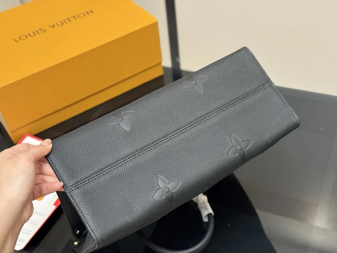 Louis Vuitton OnTheGo Leather Tote — photo 12