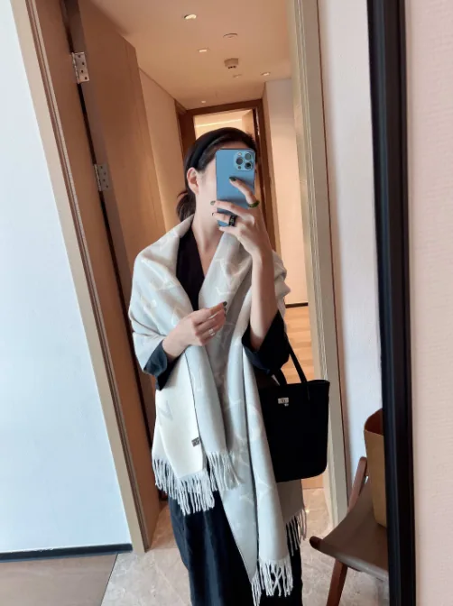 Louis Vuitton Monogram Flower Cashmere Scarf Collection — photo 6
