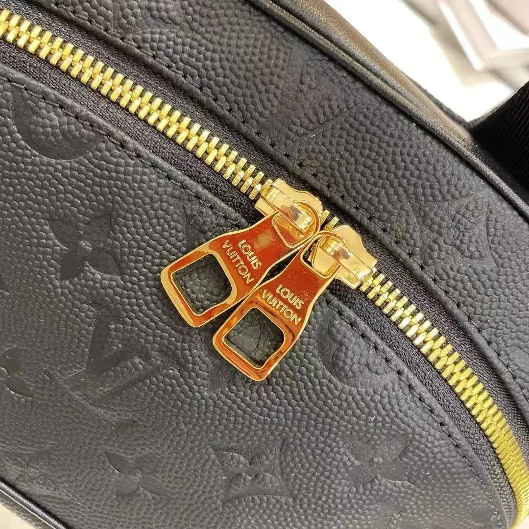 Louis Vuitton Leather Shoulder Bag — photo 9