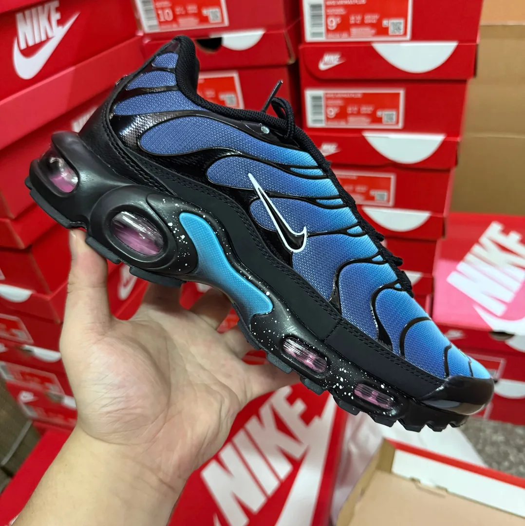 Black Nike Air Max Plus TN — Photo 14