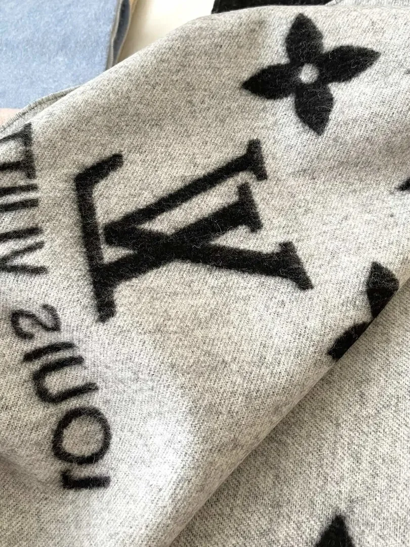 Wool Scarf — Photo 7