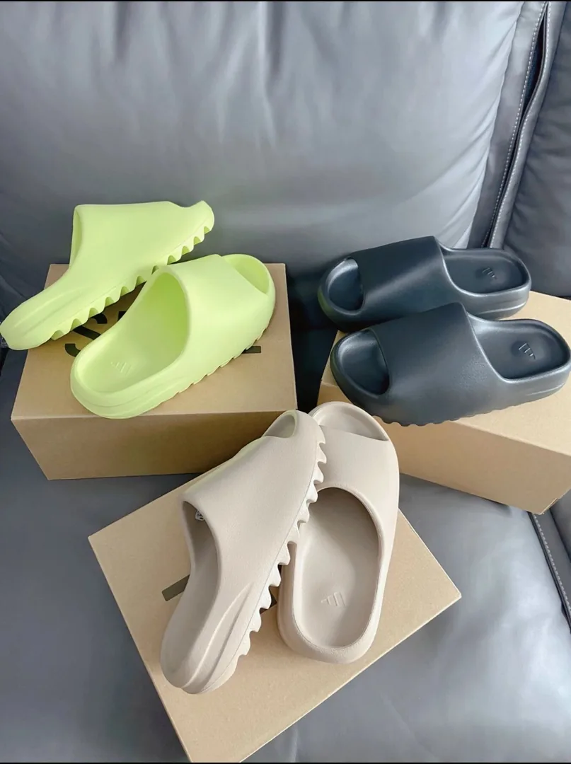 Yeezy Slides — Photo 2