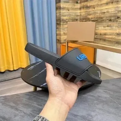 Streetwear Slides — QC