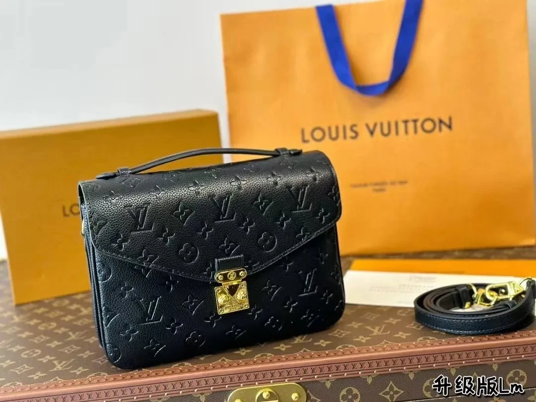 Louis Vuitton Leather Handbag — Photo 9