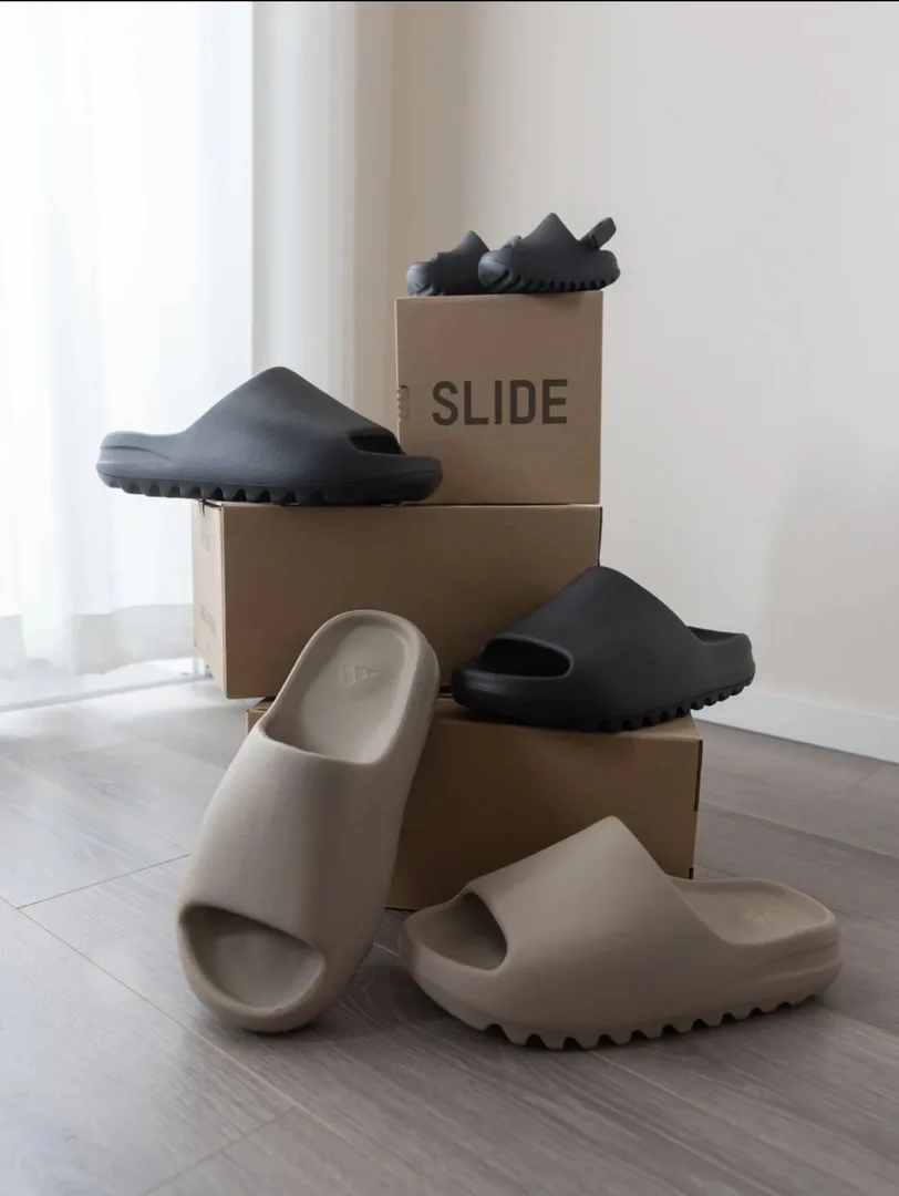 Yeezy Slides — Photo 3