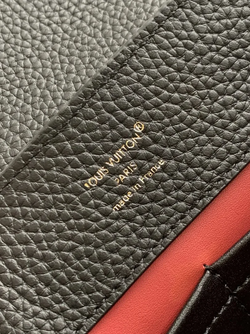 Louis Vuitton Capucines Handbag — Zdjęcie 9