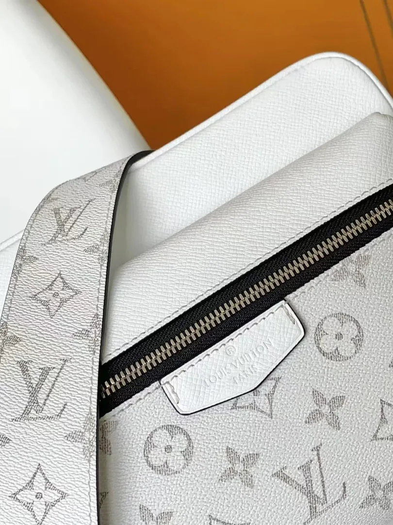 Louis Vuitton Outdoor Messenger Monogram — photo 10